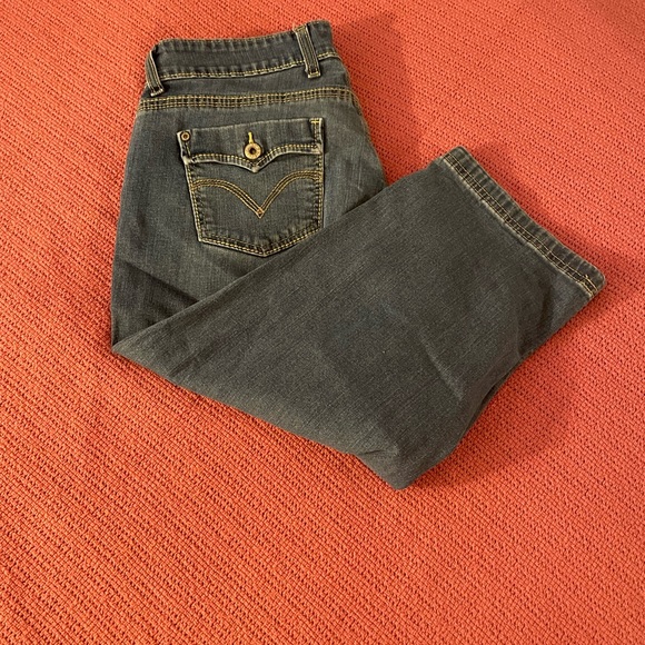 Woman’s Levis Capris - Picture 3 of 5